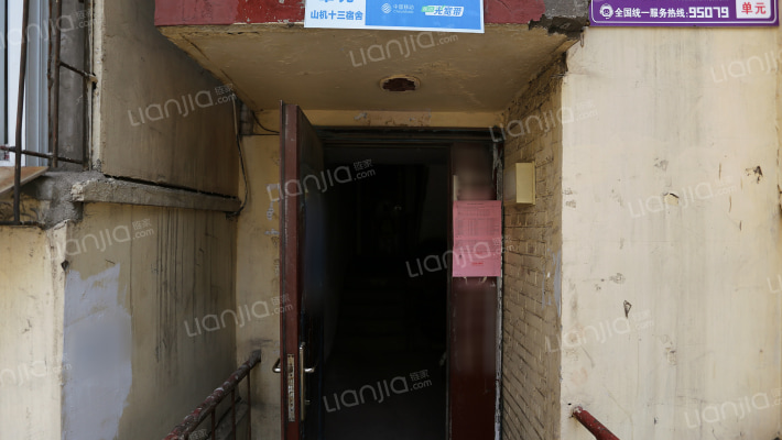 山机十三宿舍外景图