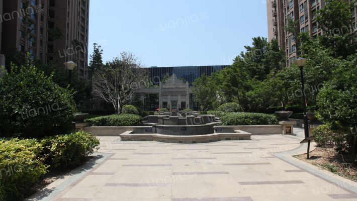 运河上城外景图