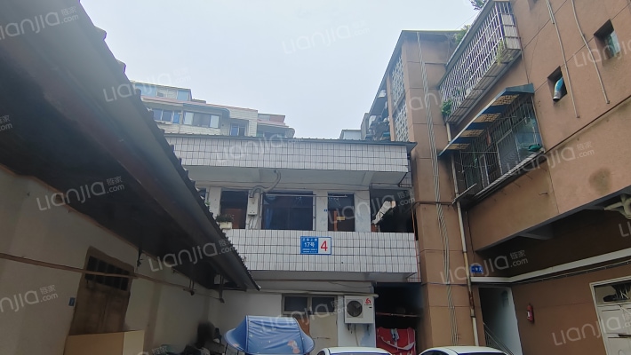 老中药材宿舍外景图