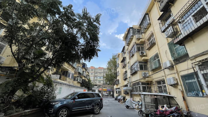 一塑家属院外景图