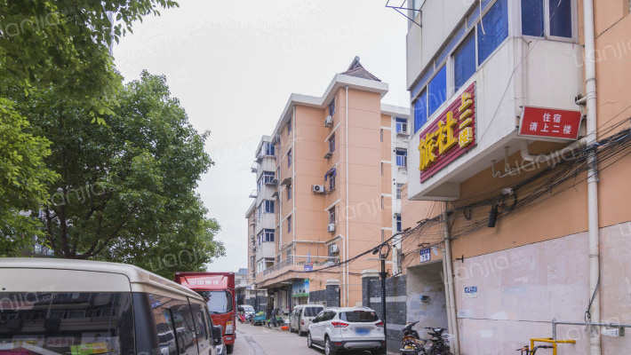 中圣南街外景图