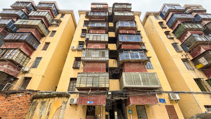 马巷镇车站巷教育局集资楼外景图