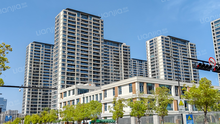 潮听映月外景图