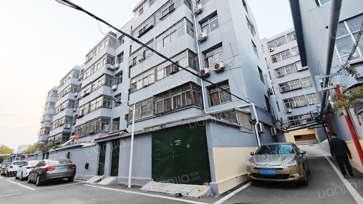 英雄山中学家属院外景图