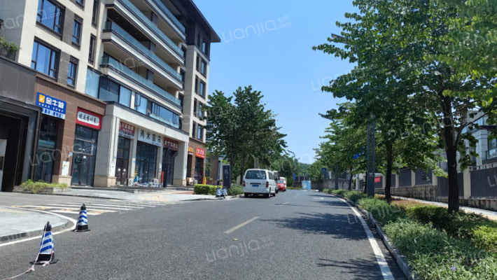 望江府叠翠郡外景图