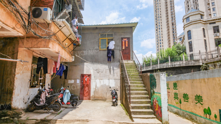 新建区二中宿舍外景图