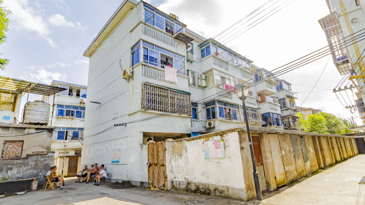 轻工宿舍外景图