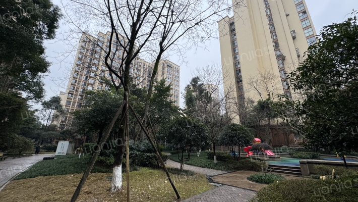 蓝润棠湖春天外景图