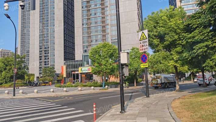 旭辉和昌都会山外景图