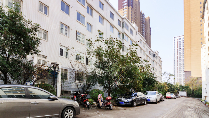 人和花园外景图