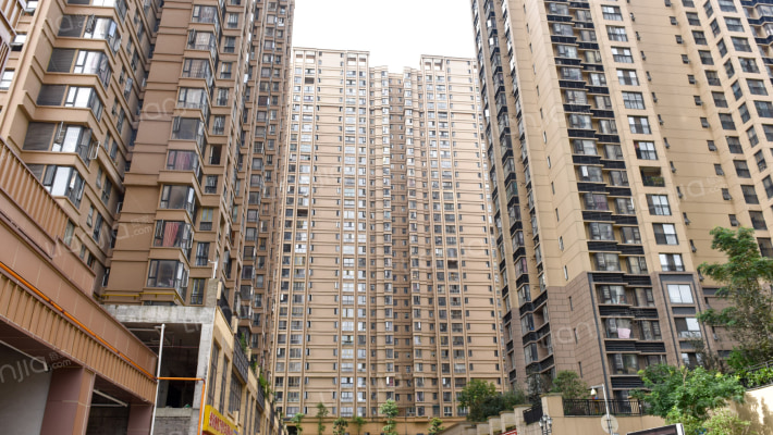 恒森自在城外景图