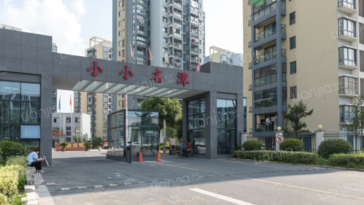 小小名潭外景图