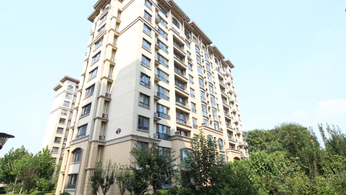 卧龙新居外景图