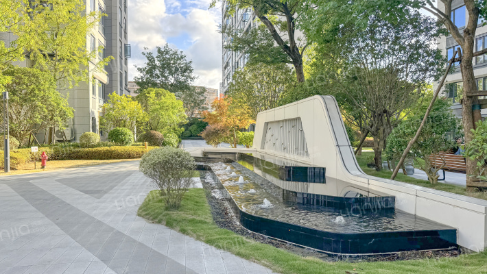 新鸿璀璨里外景图