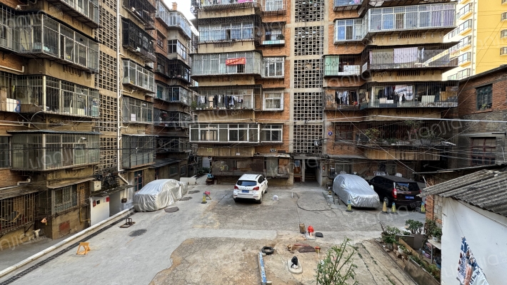 水泥制管厂宿舍外景图