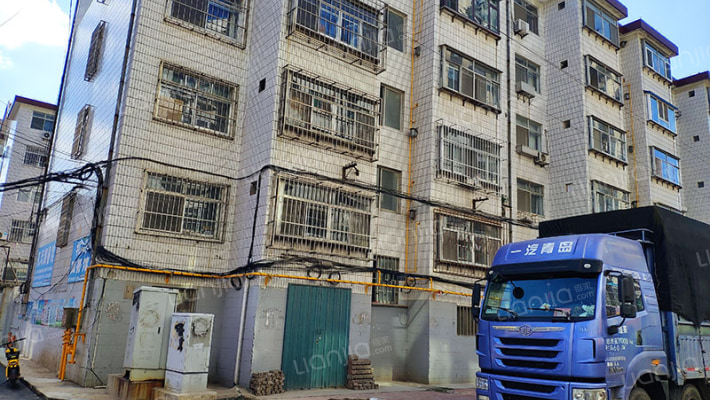 金矿家属楼外景图