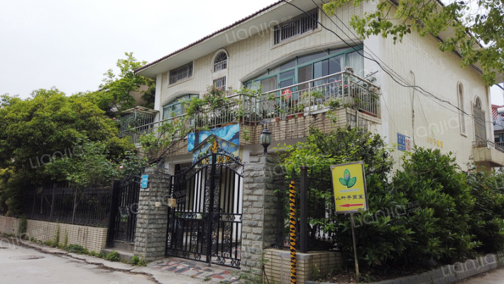 君子兰花园外景图