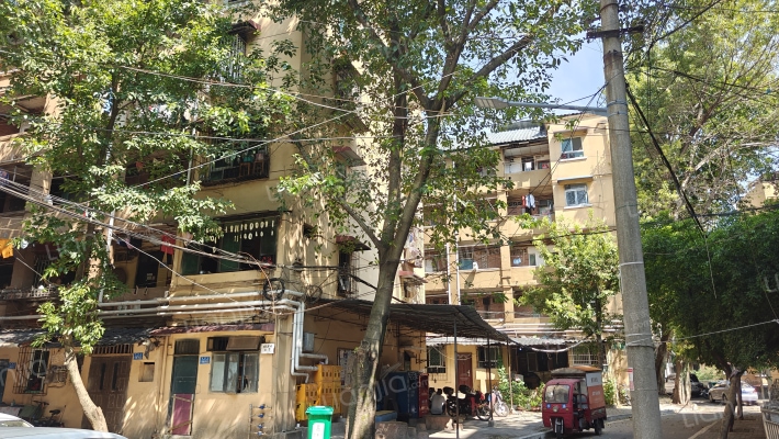 半边山小区外景图