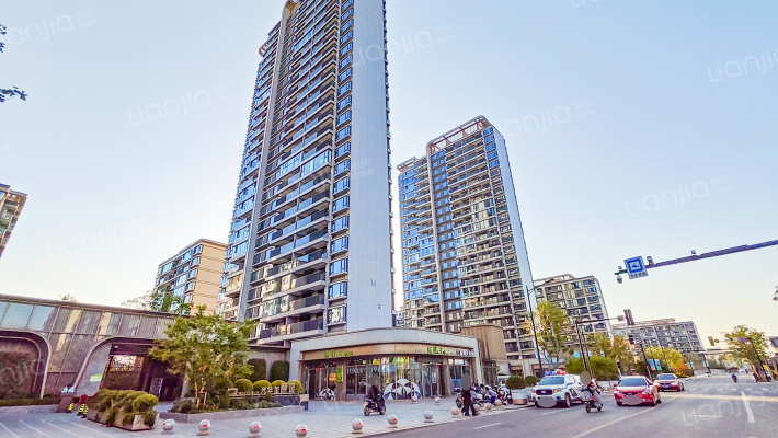 大树彩虹里外景图