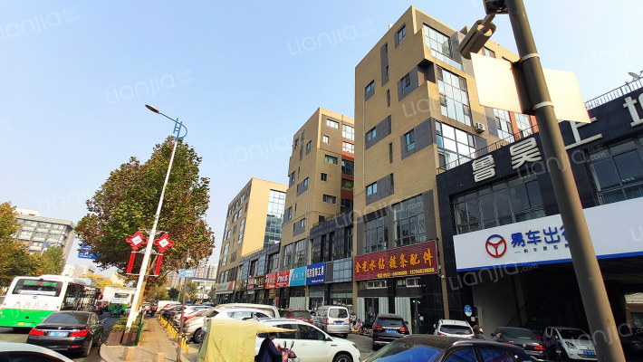 鲁昊上城外景图