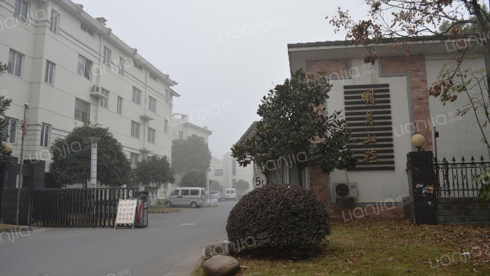 明月山庄外景图