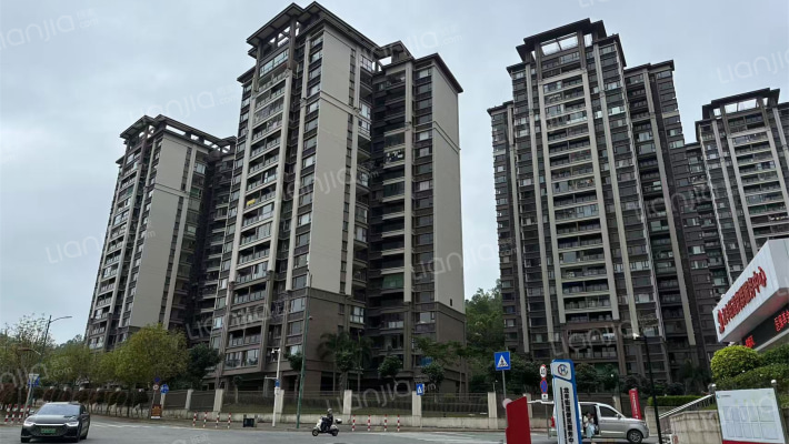 蓝光雍和园外景图