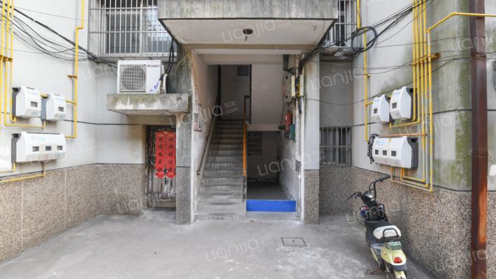 物资学校宿舍外景图