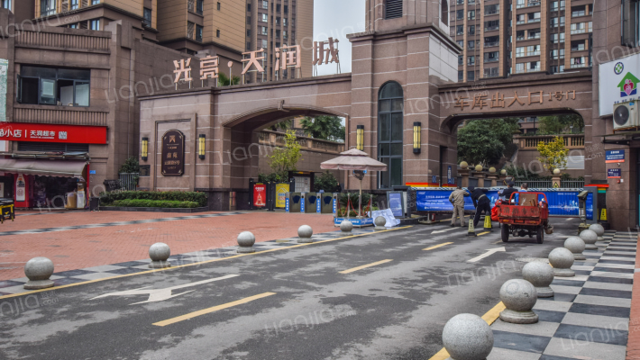 光亮天润城外景图