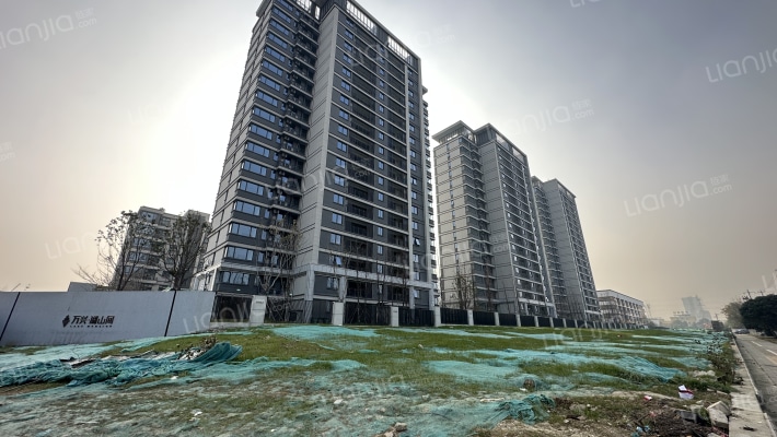 万兴湖山间外景图