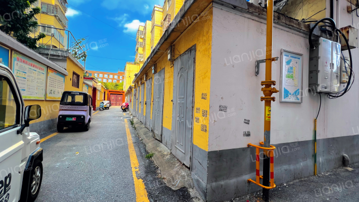 东高居委会家属楼外景图