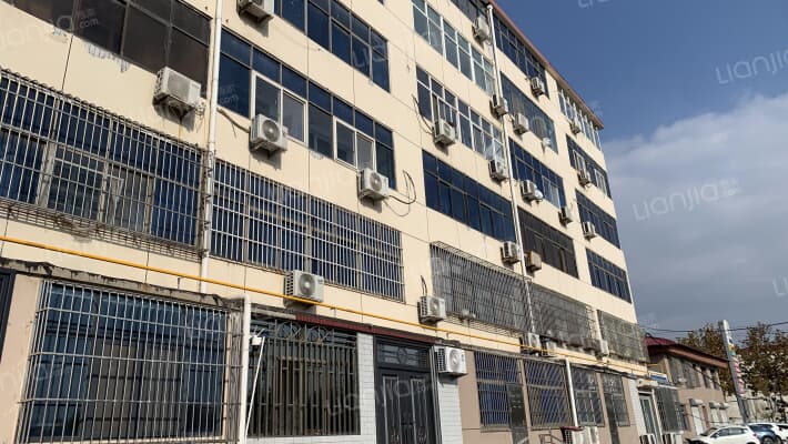 水泥厂家属楼外景图