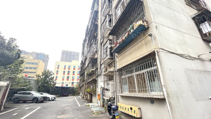 金属材料家属院外景图