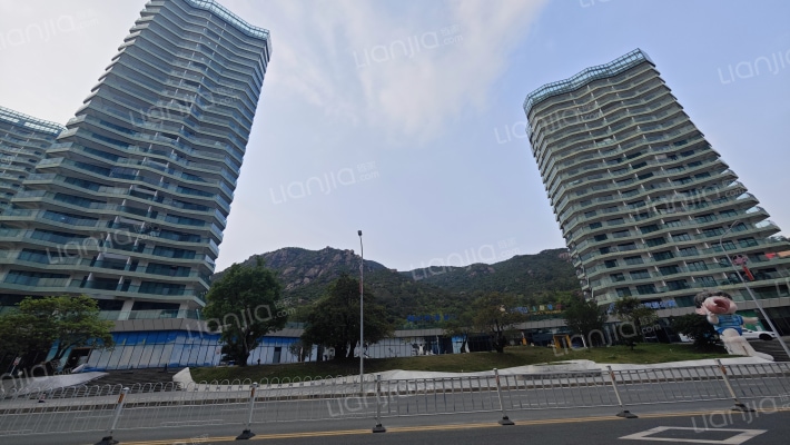 伴山伴海外景图