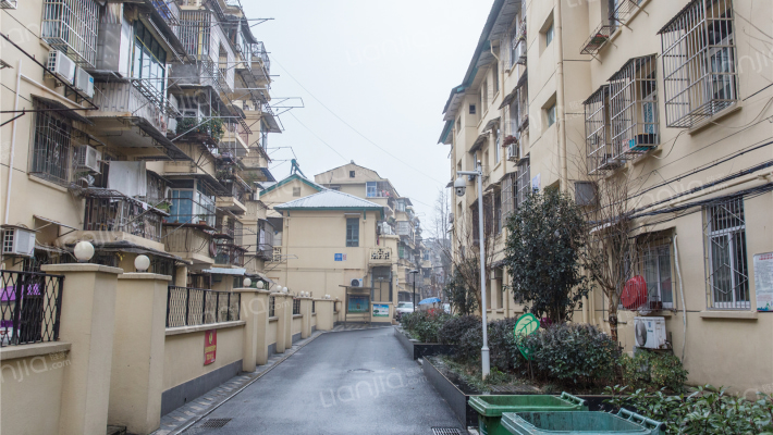 后围墙街外景图