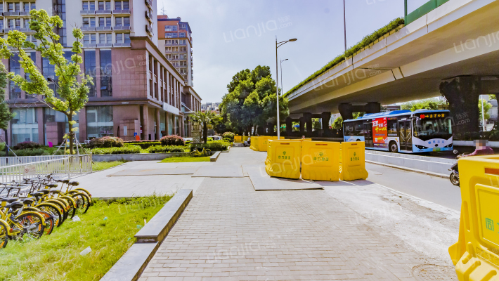 鸿意地产大厦外景图