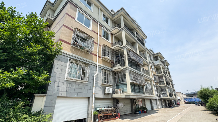 七里江畔外景图