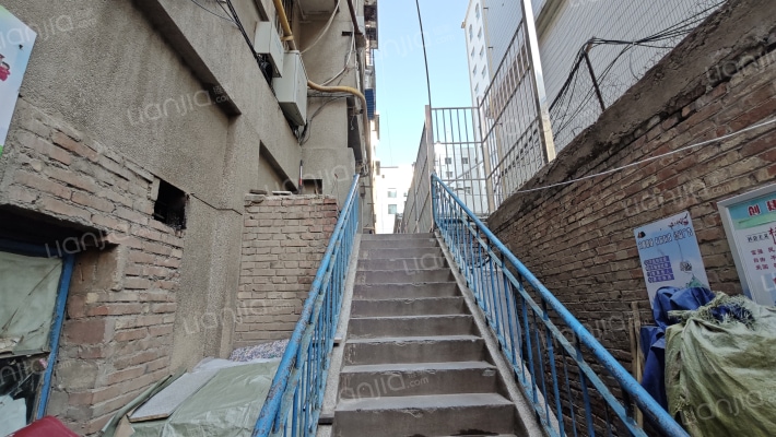 东岗银行家属院外景图