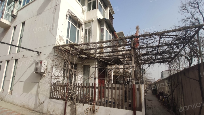 河畔人家外景图