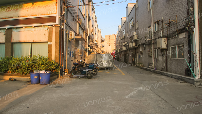 岚田布业城外景图