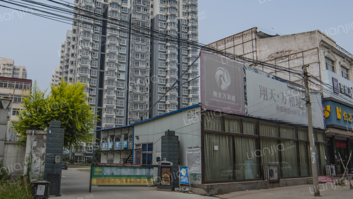 翔天万和城外景图