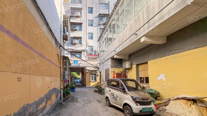 无线电厂家属院外景图