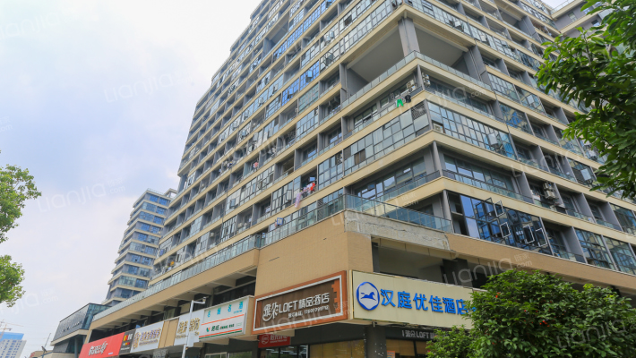 红谷瑞仕城际广场外景图