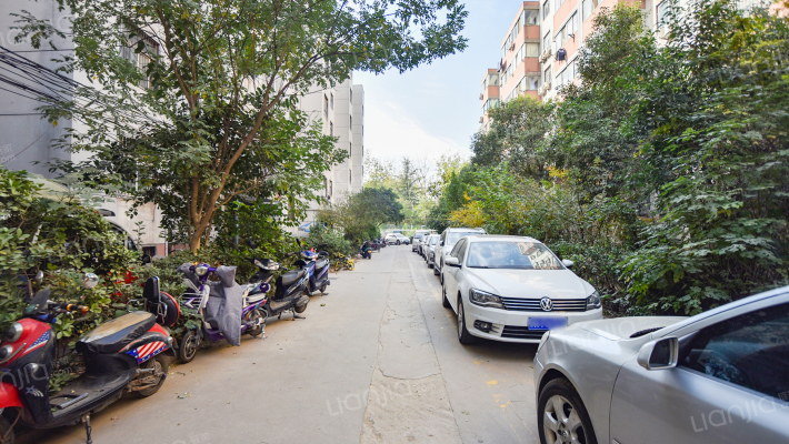 丹尼斯家属院外景图