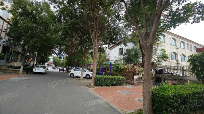 花园里三段外景图