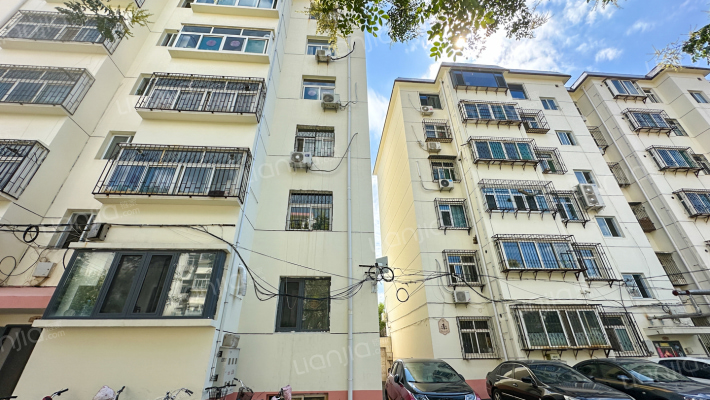 师政住宅楼外景图