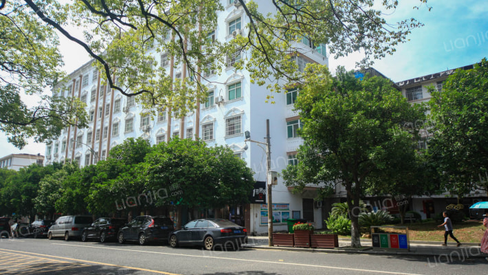 湾里区政府宿舍外景图