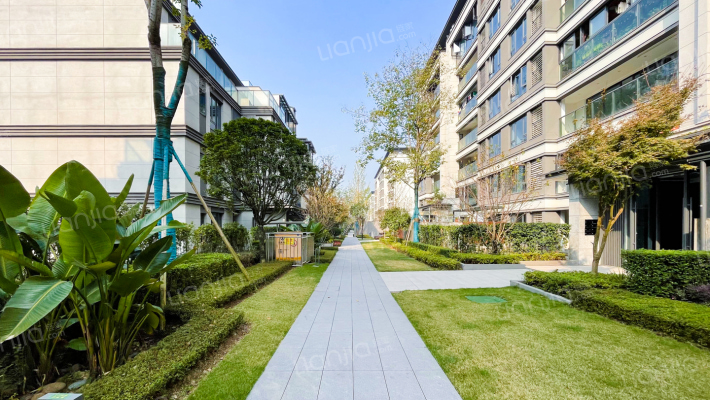 曲水风和石上外景图