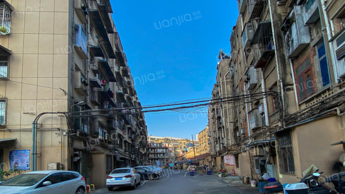 橡胶厂家属院外景图