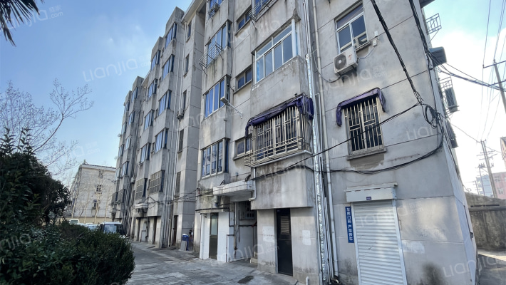 农商行宿舍楼外景图