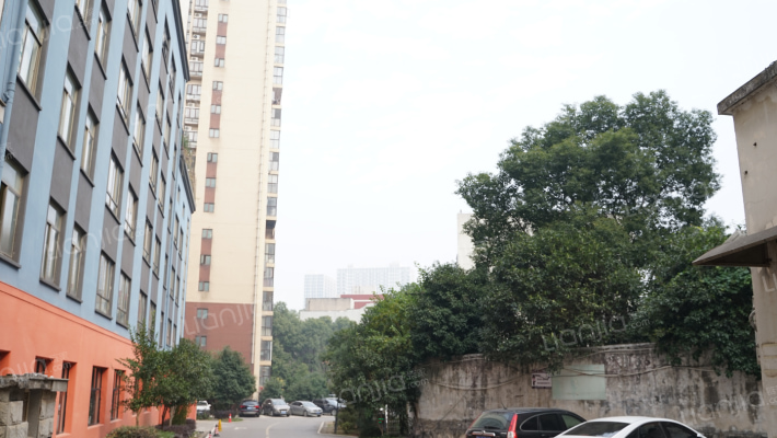 工贸学校宿舍楼外景图